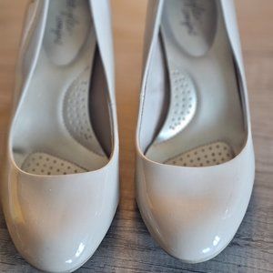 Cream/Nude colored, Dexflex comfort closed toe heels